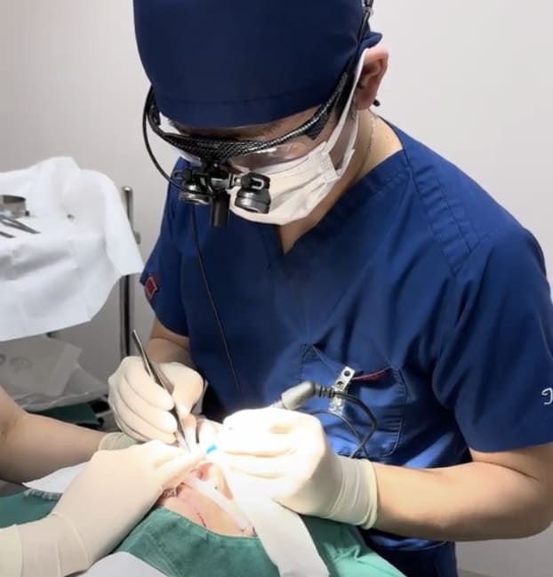 皮下脂肪および深部脂肪を適切に除去します。