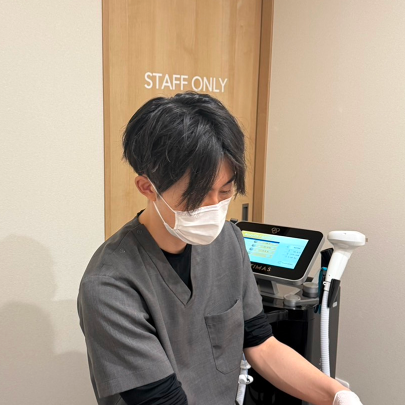緩んだ広頸筋を中央に寄せて縫合し、ラインを引き締めます。
