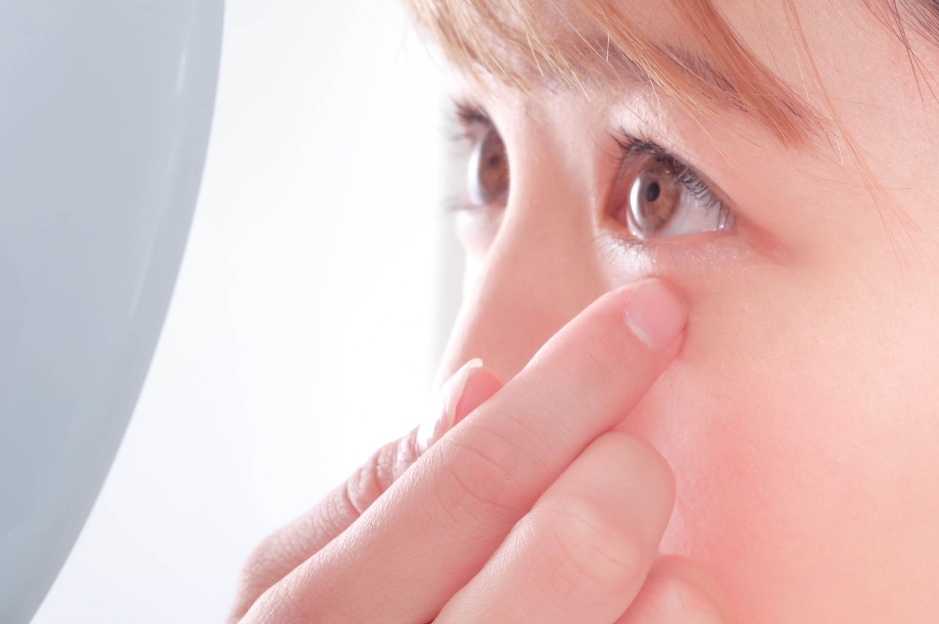 眉下切開でまぶたが厚くなる？怒った目になる原因とスッキリ見せる手術のコツ