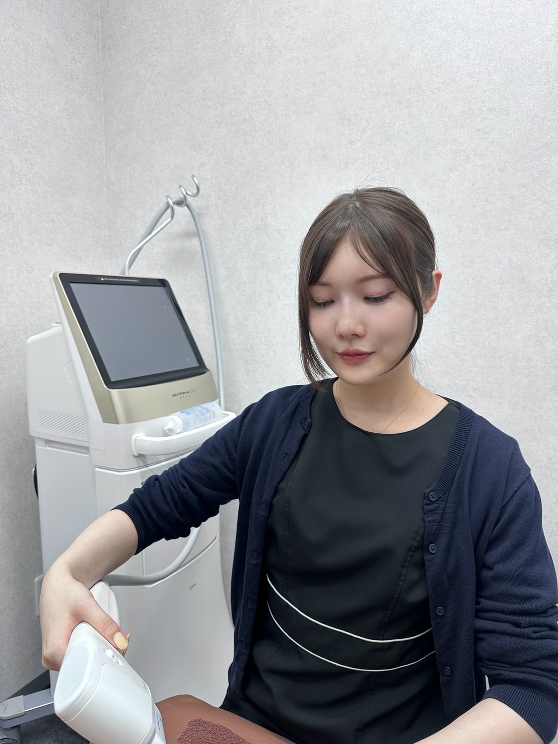 美容医療機器を操作するスタッフ
