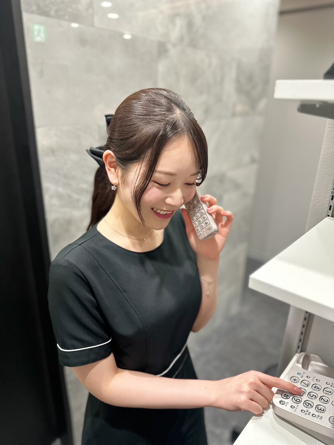 受付で電話対応を行うスタッフ